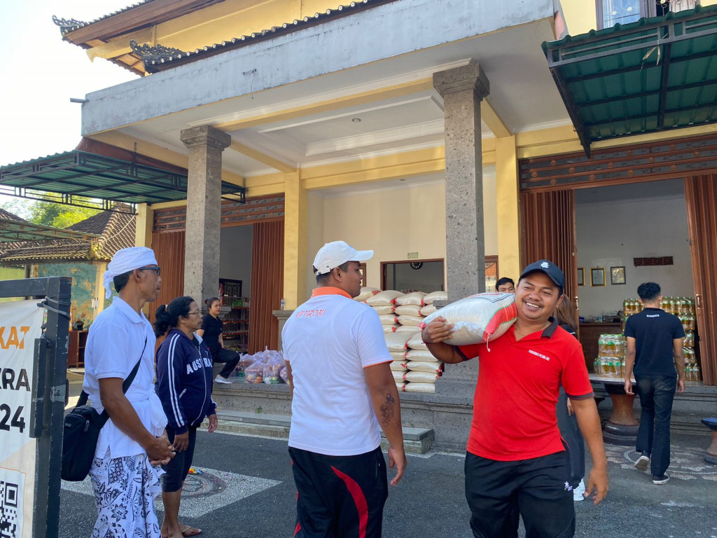 Penyerahan Bantuan Sembako Kepada Pemangku dan Juru Song Song Dari Pemerintahan Desa Petang